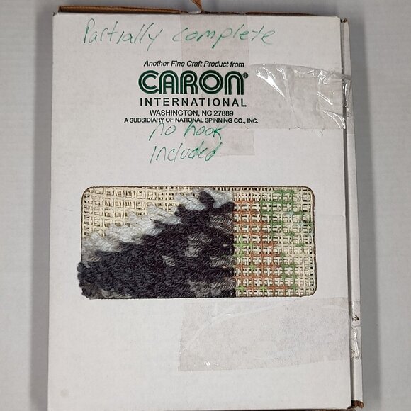 Caron 4784 Lone Wolf Latch Hook Kit PARTIALLY COMPLETED + SUPPLIES TO FINISH - Picture 2 of 11